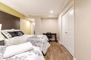 2 عدّة غرف نوم ومكواة/لوح كي وواي فاي وملاءات أسرّة