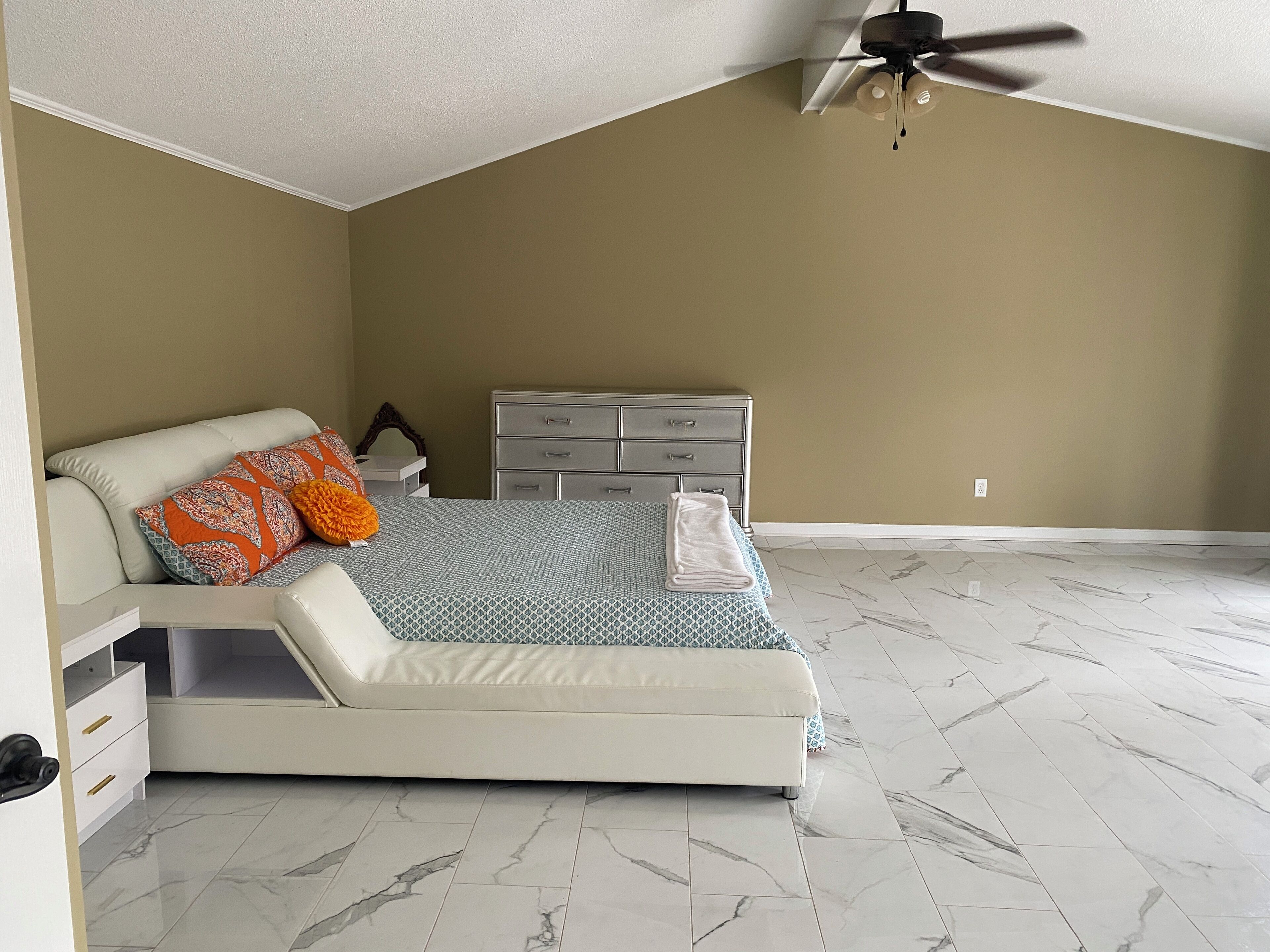 4 slaapkamers, reisbedje, wifi, beddengoed