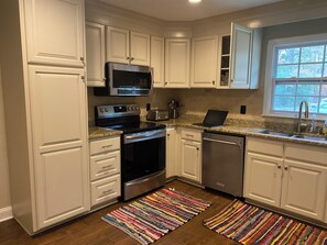 冷蔵庫、電子レンジ、オーブン、コンロ