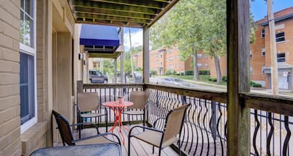 Charming Plaza 2-bedroom condo in delightful Kansas City.