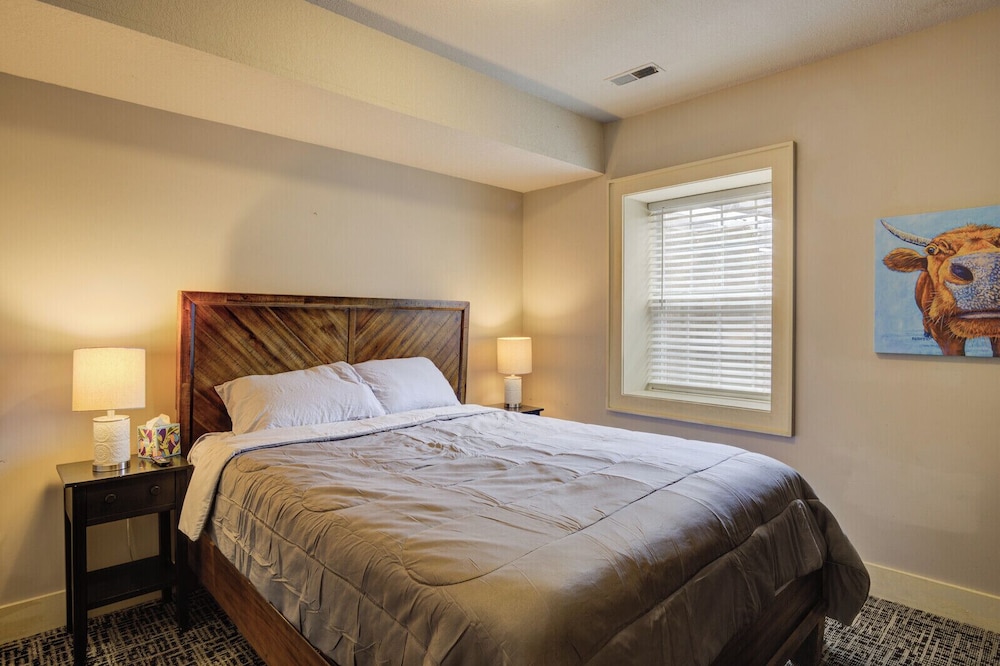 Charming Plaza 2bedroom condo in delightful Kansas City. Kansas City