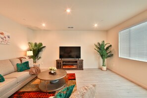 Smart TV, fireplace, table football - Roseville 5-Beds 3-Baths Family-Friendly Gem (Roseville)