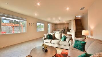 Smart TV, chimenea y futbolito
