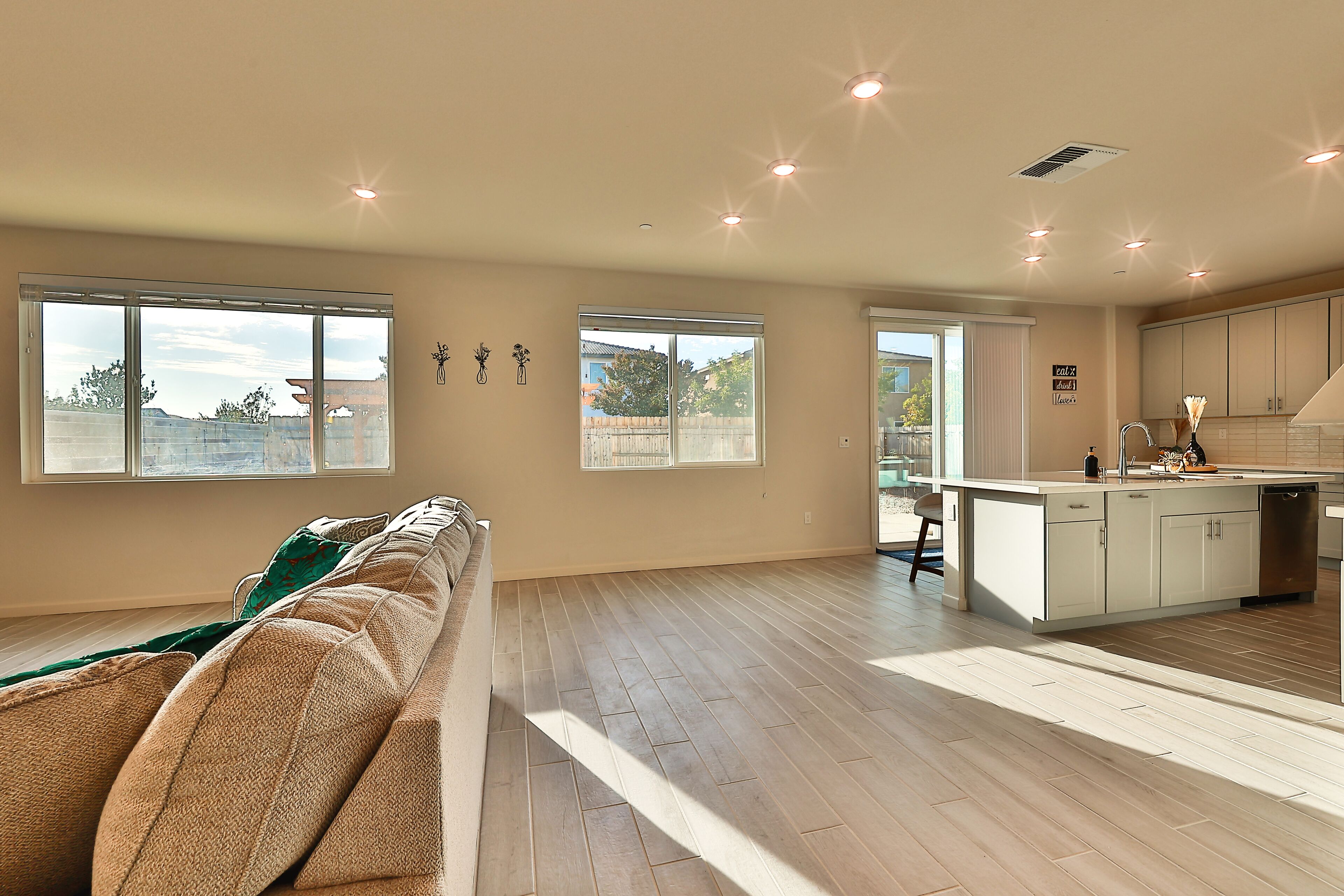 Smart TV, chimenea y futbolito 