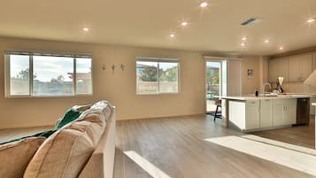 Smart TV, chimenea y futbolito