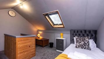 4 bedrooms, iron/ironing board, WiFi, bed sheets