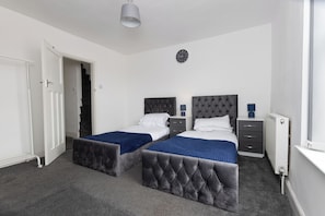 4 bedrooms, iron/ironing board, WiFi, bed sheets