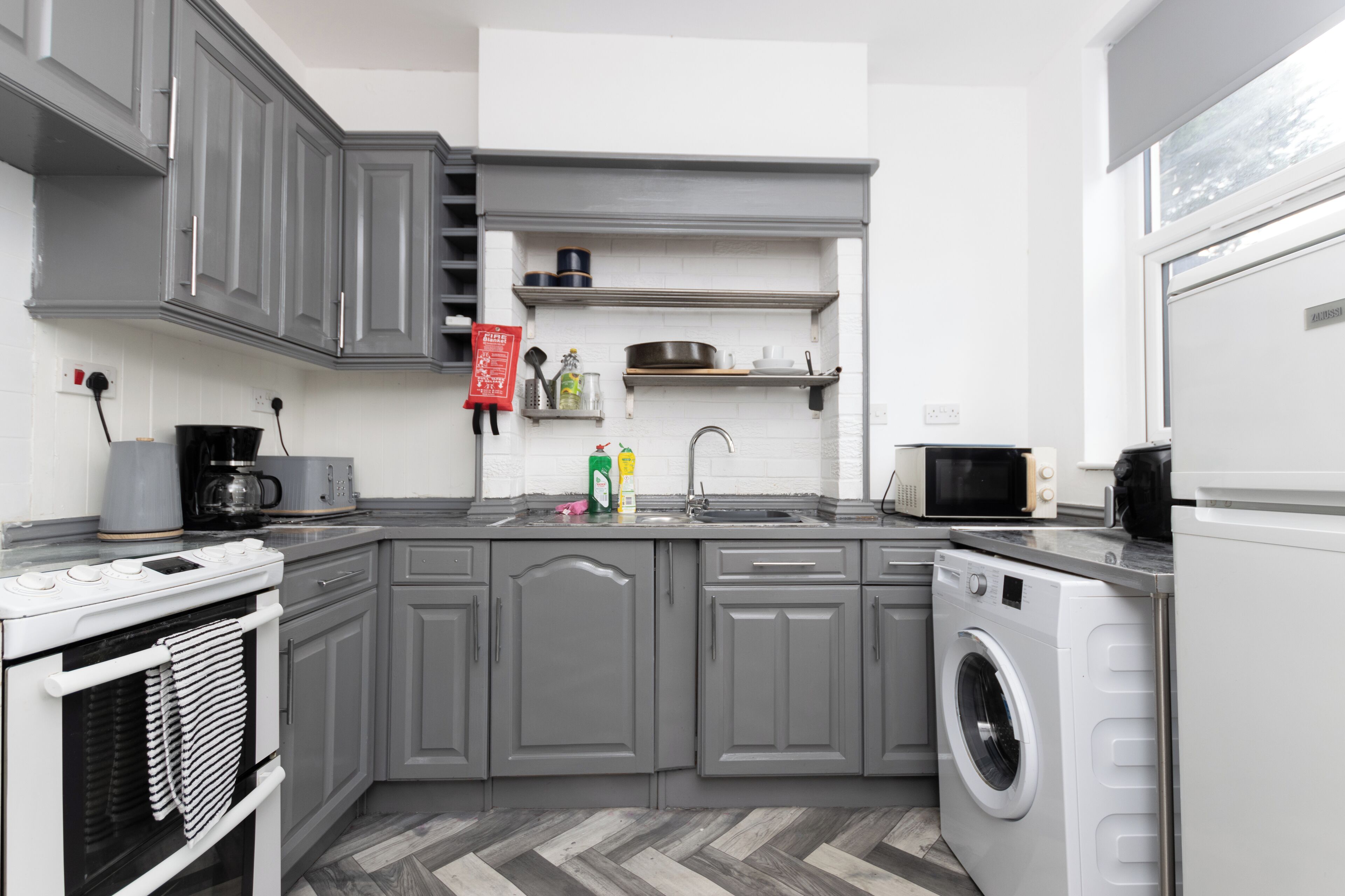 Coffee/tea maker, fridge, microwave, oven