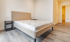 1 dormitori, planxa i posts de planxar, wifi i roba de llit