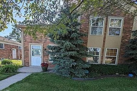 Esterni. Cozy 1-bedroom condo near downtown Clawson with WiFi, AC