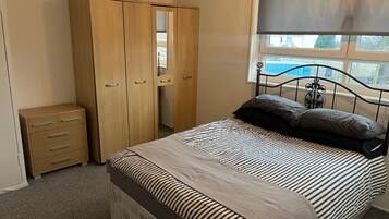 3 bedrooms, iron/ironing board, WiFi, bed sheets