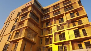 Un edificio de varios pisos con balcones y cielo despejado.