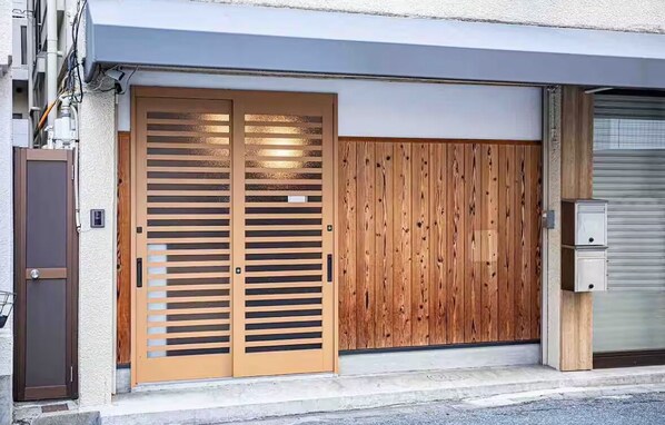 Exterior detail - Charming 2-bedroom house in lovely Osaka
Accommodates up to 10 people (大阪市中央区日本橋)