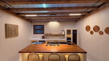 Frigobar, microondas, tetera/pava eléctrica, utensilios de cocina