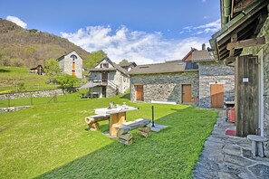 Outdoor dining - Rustico Ca del Pol, Monti di Ditto, Switzerland (Monti di Ditto)