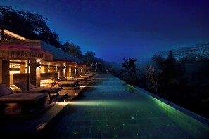 Outdoor pool, free pool cabanas, pool umbrellas - Ayatara Resort Ubud  (Kerta)