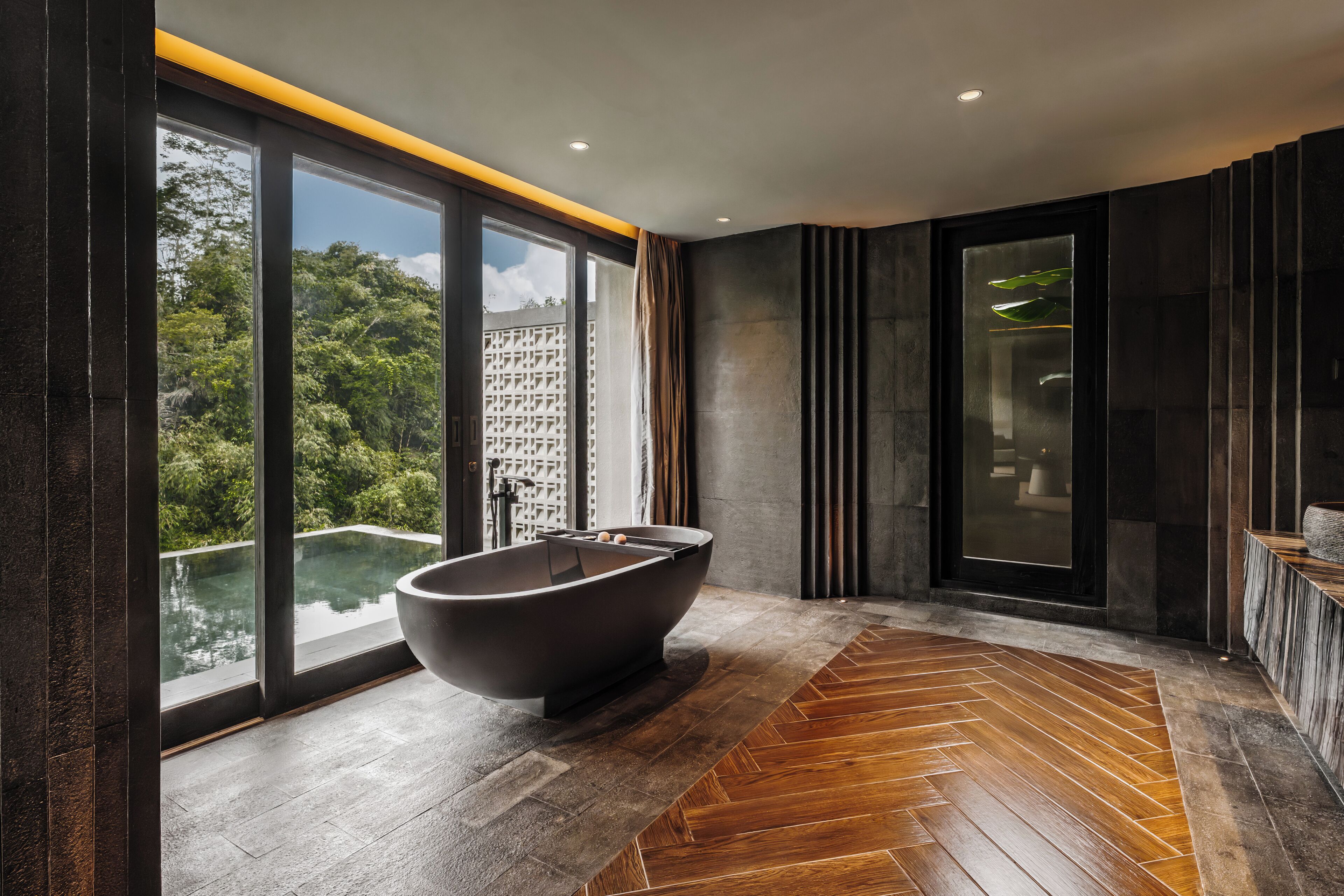 President Family Suite Pool Villa | Phòng tắm | Đồ dùng nhà tắm thân thiện với môi trường, máy sấy tóc 