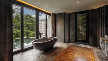 President Family Suite Pool Villa | Phòng tắm | Đồ dùng nhà tắm thân thiện với môi trường, máy sấy tóc