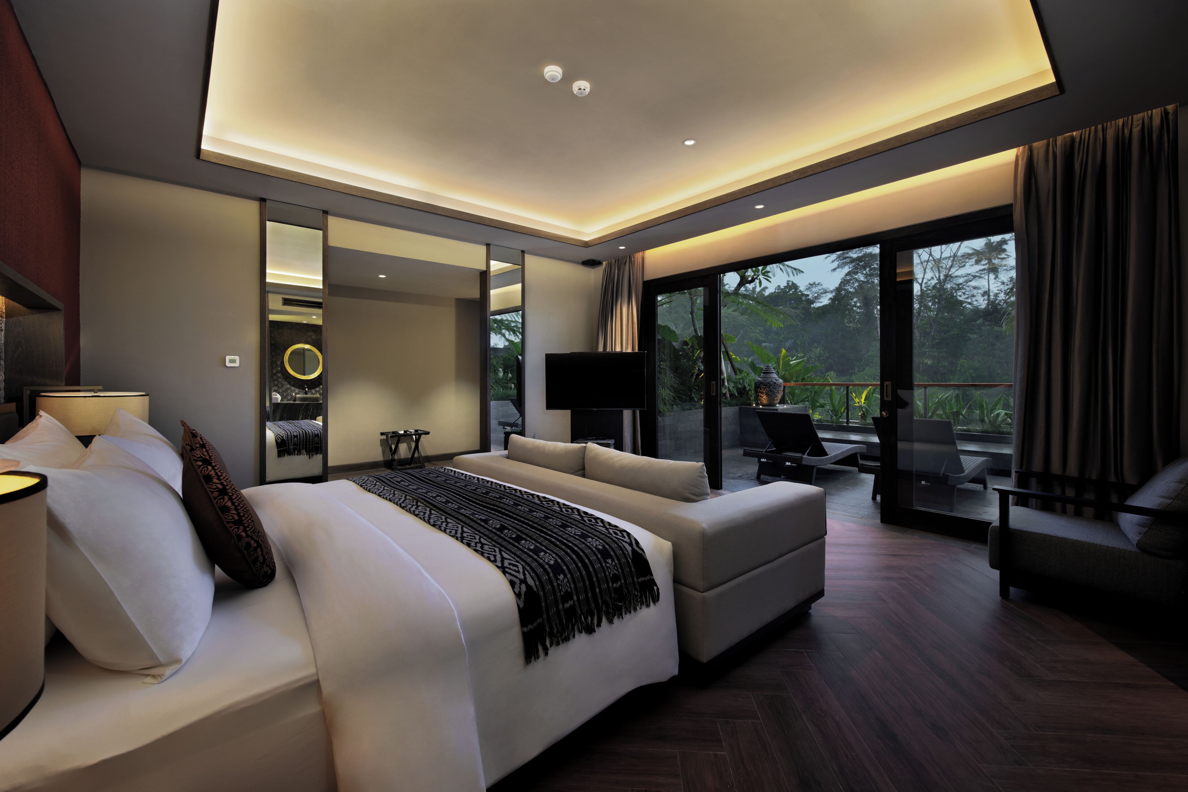 1 Bedroom Deluxe Grande Suite | Premium bedding, pillowtop beds, minibar, in-room safe