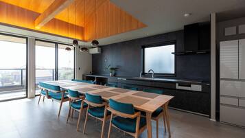 Family House, Garden View | In-room dining