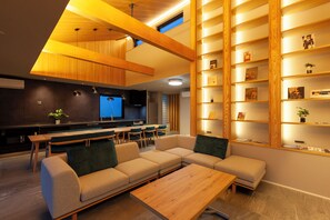 Familiehus, hageutsikt | Oppholdsområde | En 32-tommers LCD-TV med digitale kanaler