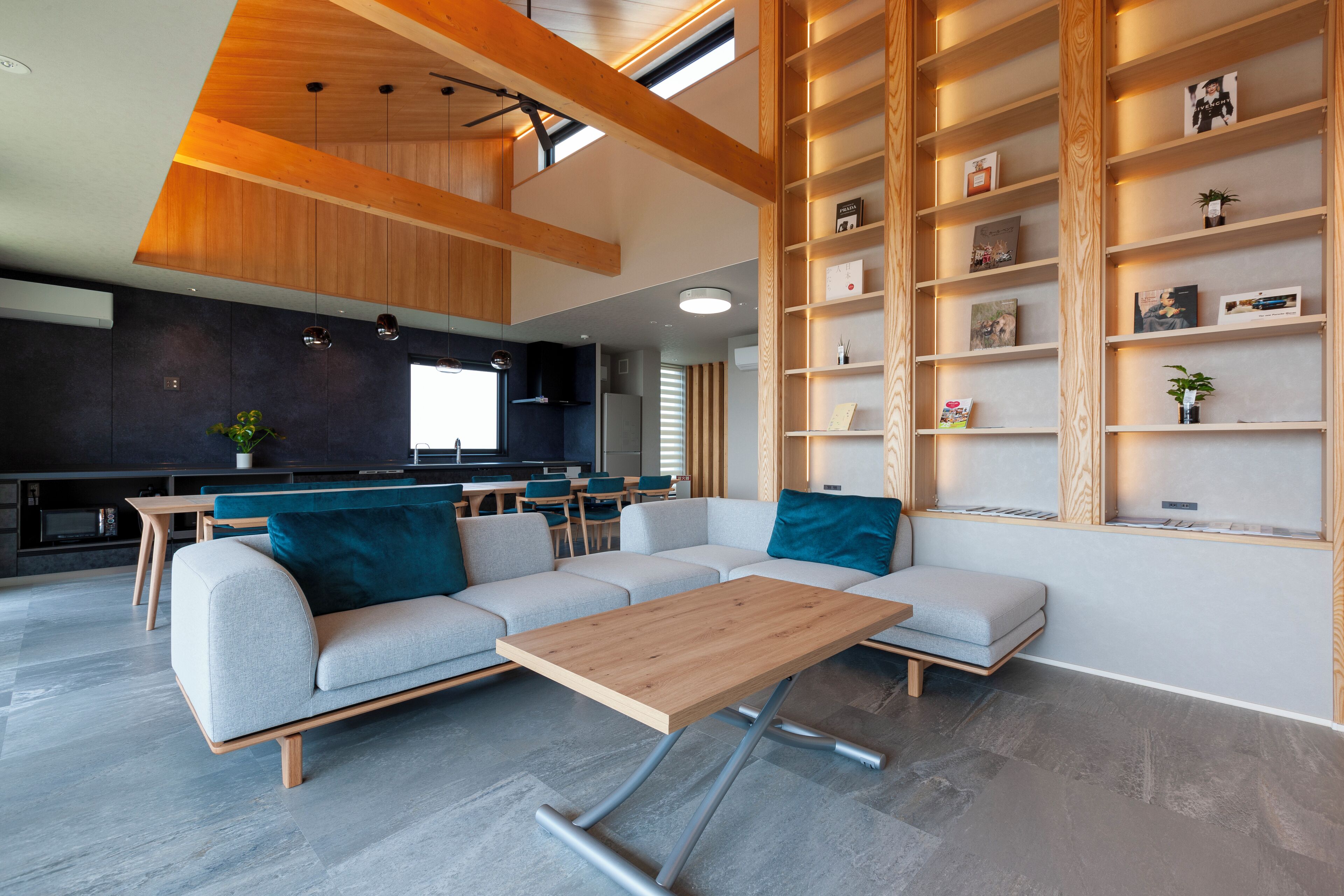 Familie huis, uitzicht op tuin | Woonruimte | Een 32-inch lcd-televisie met digitale zenders