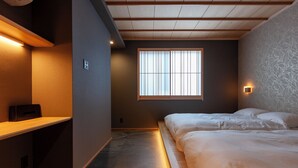 Une chambre à coucher avec un lit, un bureau et une fenêtre.