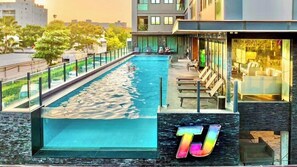 2 bars/lounges, poolside bar - The Tj Hotel (Pattaya)