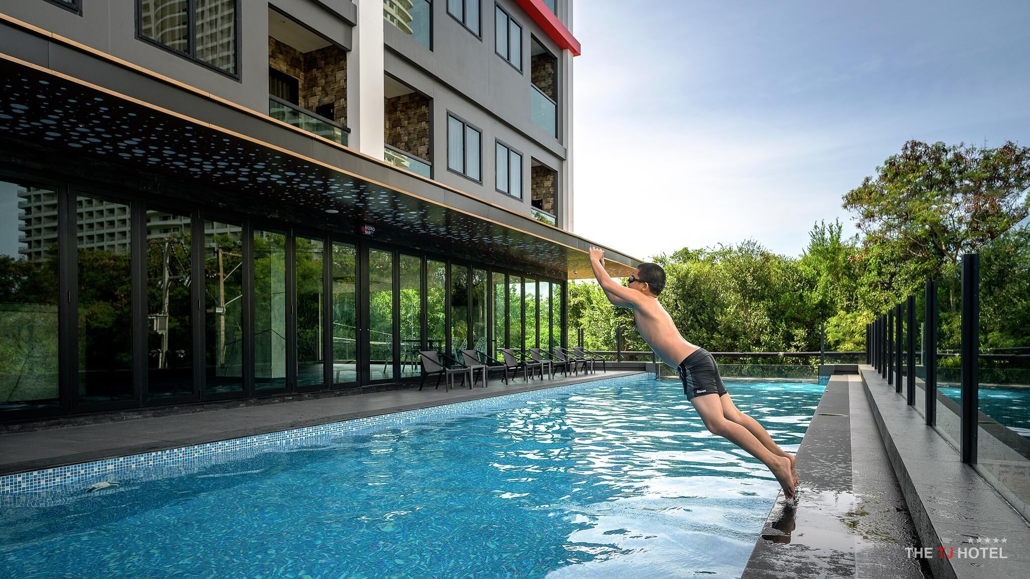 Piscine extérieure, chaises longues
