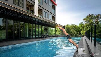 Piscine extérieure, chaises longues