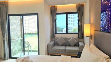 Deluxe King Sea View Room with Balcony | Vista desde la habitación