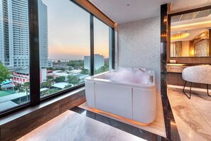 Grand Royal Suite with Jacuzzi | Salle de bain | Articles de toilette gratuits, sèche-cheveux, serviettes fournies, savon
