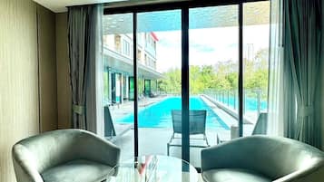 Deluxe Suite with Pool Access | Area soggiorno | Smart TV 32 pollici con canali satellitari