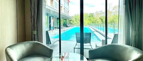 Deluxe Suite with Pool Access | Opholdsområde | 32-tommers smart-tv med satellitkanaler