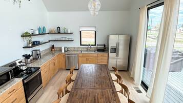 Coffee/tea maker, fridge, microwave, oven
