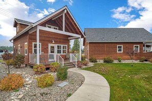 Exterior - Cozy cottage in center of Dover Bay (Dover)