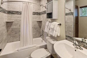 Dusche, Haartrockner, Handtücher, Shampoo