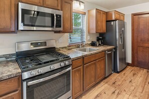 冷蔵庫、電子レンジ、オーブン、コンロ