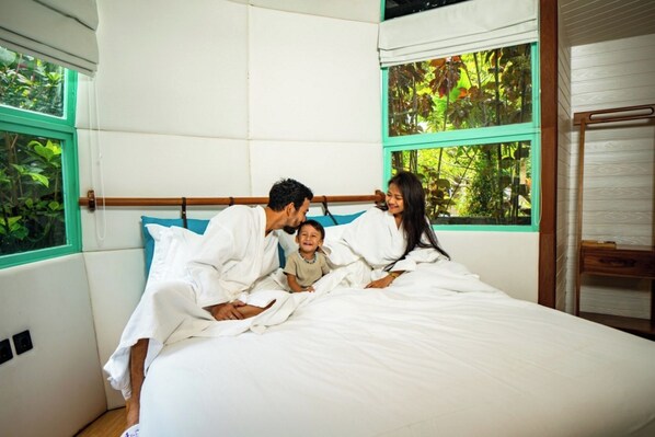 Un dormitorio con cama, cabecera de madera y ventana con vista a zonas verdes.