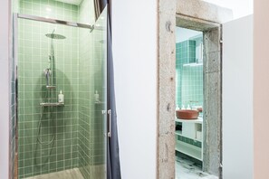 Chuveiro, secador de cabelo, toalhas de banho 