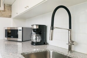 Réfrigérateur, four à micro-ondes, cafetière-théière, grille-pain
