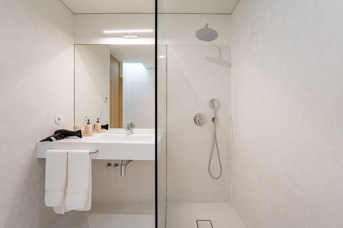 Een douche, een haardroger, handdoeken