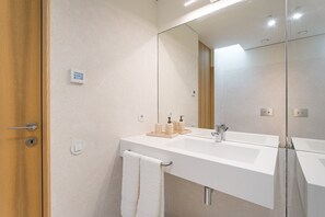 Een douche, een haardroger, handdoeken
