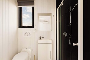 シャワー、ヘアドライヤー、タオル