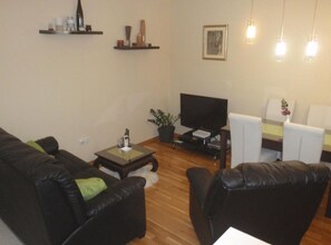 Apartment (One Bedroom Apartment With Sea View) | Living room | 32-inch flat-screen TV with cable channels - Apartment Plaza (Korcula)