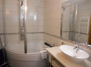 Apartment (One Bedroom Apartment With Sea View) | Bathroom | Bathtub, towels - Apartment Plaza (Korcula)