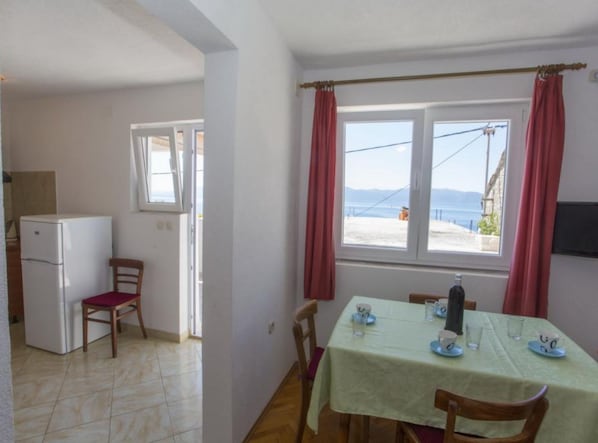 아파트 (Two Bedroom Apartment with Terrace (A) | 다이닝룸