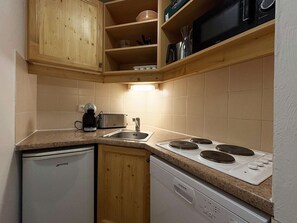 Kühlschrank, Geschirrspüler, Kochgeschirr/Geschirr/Besteck