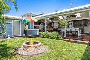 A house with a fire pit, outdoor seating, and a covered patio. - Spa & Chill Lodge Budgewoi 3BR (Budgewoi)