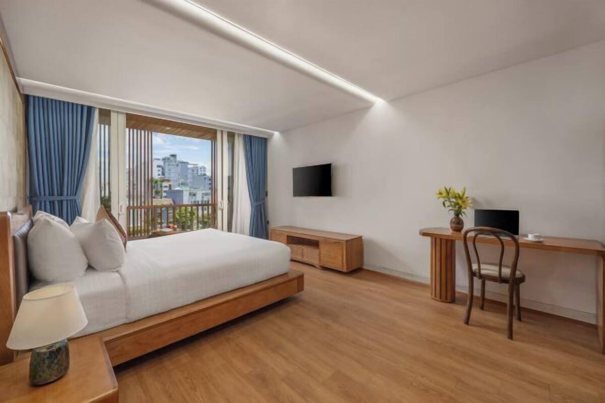 Free minibar items, in-room safe, desk, laptop workspace